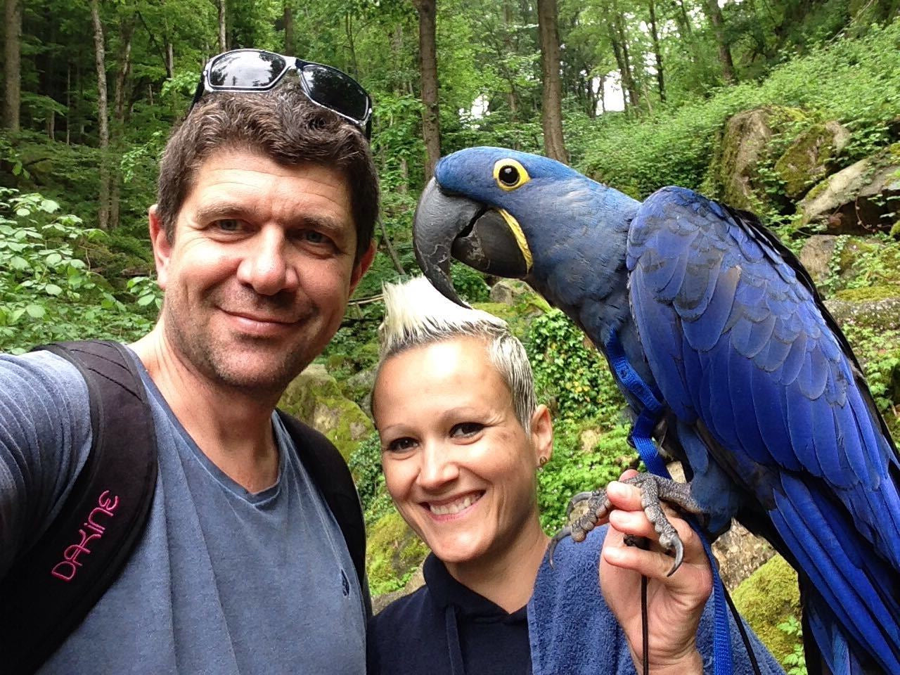 Dr. Bürkle und Isabell Bürkle mit Hyazinthara Papagei